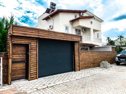 �zel Havuzlu Geni? Ferah Bah�eli M�stakil Villa