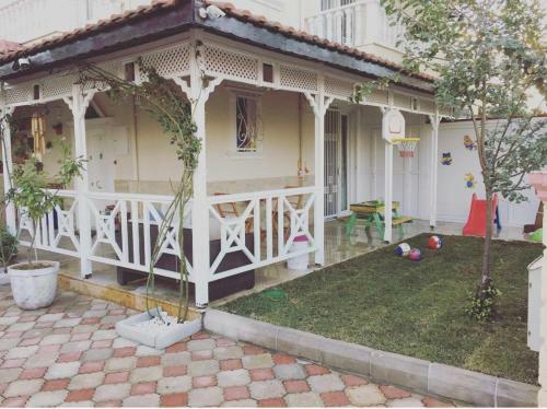 �zel Havuzlu Geni? Ferah Bah�eli M�stakil Villa