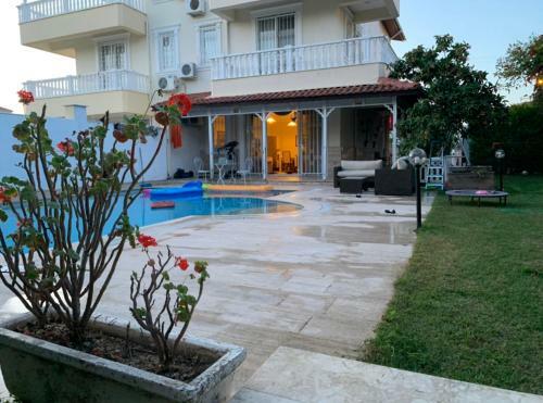 �zel Havuzlu Geni? Ferah Bah�eli M�stakil Villa