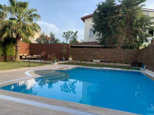 �zel Havuzlu Geni? Ferah Bah�eli M�stakil Villa