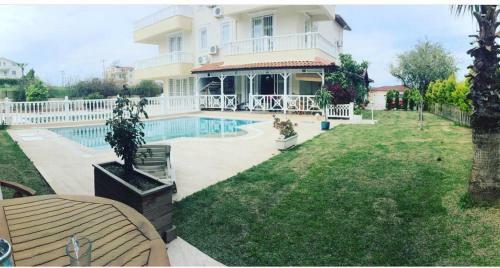 �zel Havuzlu Geni? Ferah Bah�eli M�stakil Villa