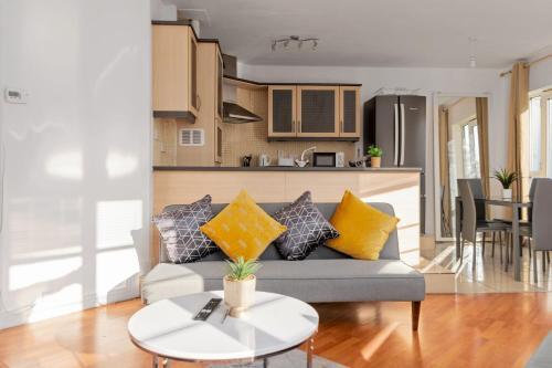 Vibrant & Warm Apartment In Central Birmingham
