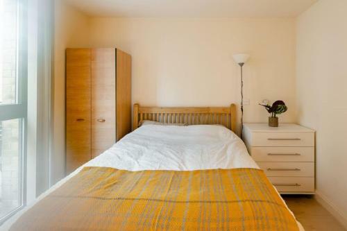 Executive Spacious 1 Bed Apartment With Workspace & Free Parking