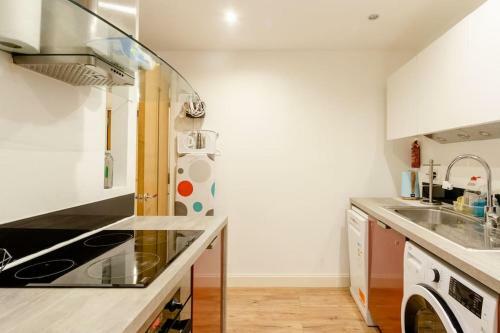Executive Spacious 1 Bed Apartment With Workspace & Free Parking