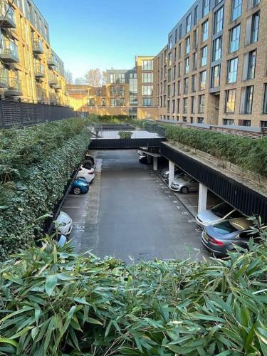 Executive Spacious 1 Bed Apartment With Workspace & Free Parking
