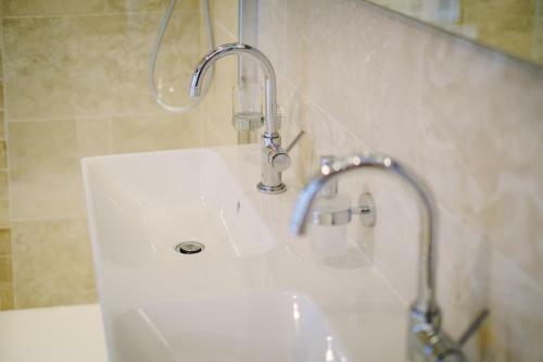 Grade 2 Listed 2 Bedroom Pet Friendly - Parking - 2 Mins From Bowness - Very Quiet