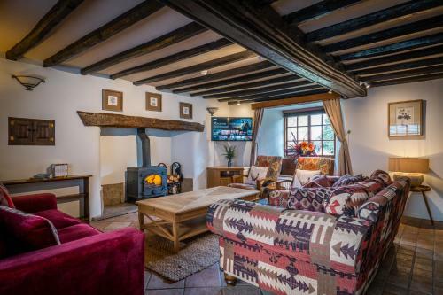 Grade 2 Listed 2 Bedroom Pet Friendly - Parking - 2 Mins From Bowness - Very Quiet
