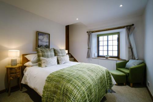 Grade 2 Listed 2 Bedroom Pet Friendly - Parking - 2 Mins From Bowness - Very Quiet