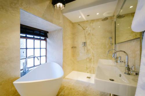 Grade 2 Listed 2 Bedroom Pet Friendly - Parking - 2 Mins From Bowness - Very Quiet