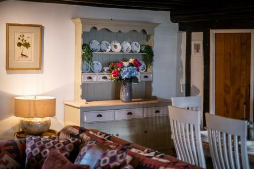 Grade 2 Listed 2 Bedroom Pet Friendly - Parking - 2 Mins From Bowness - Very Quiet