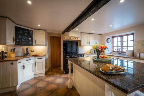 Grade 2 Listed 2 Bedroom Pet Friendly - Parking - 2 Mins From Bowness - Very Quiet