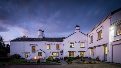 Grade 2 Listed 2 Bedroom Pet Friendly - Parking - 2 Mins From Bowness - Very Quiet