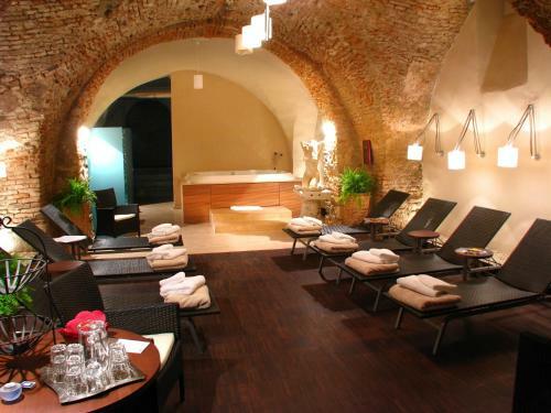 Hotel Mitra, Story Hotels