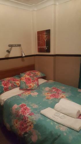 Hostal The Halifax Hotel