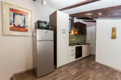 Apartment Pyrrhanum By Locap Group