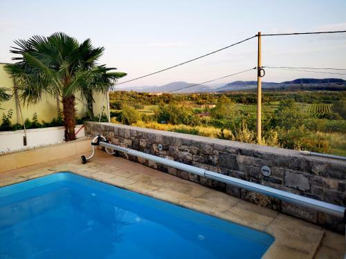 Apartment Versus Hermes Art