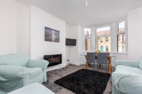Modern Two Bedroom Apartment Close To The Seafront