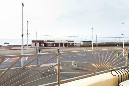 Queens Mansions: Ocean View Apartment