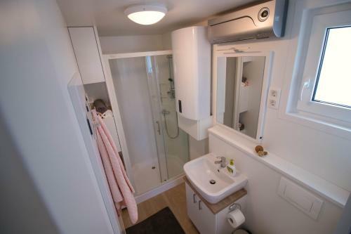 Marina Luxury Houseboat Lavender