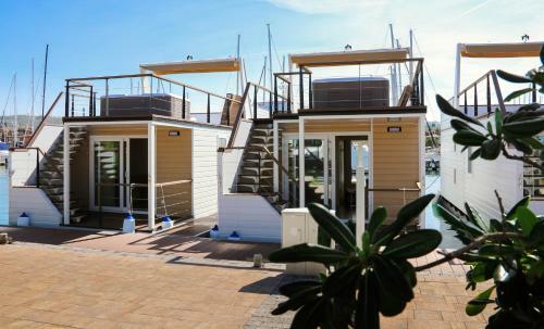 Marina Luxury Houseboat Lavender