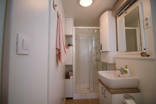 Marina Luxury Houseboat Lavender