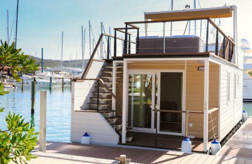 Marina Luxury Houseboat Lavender