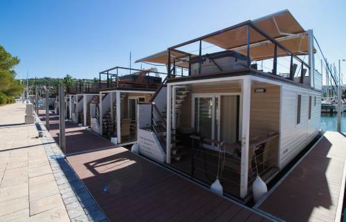 Marina Luxury Houseboat Lavender