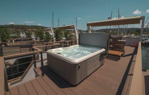 Marina Luxury Houseboat Lavender