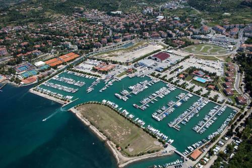 Floating House Marina Royal