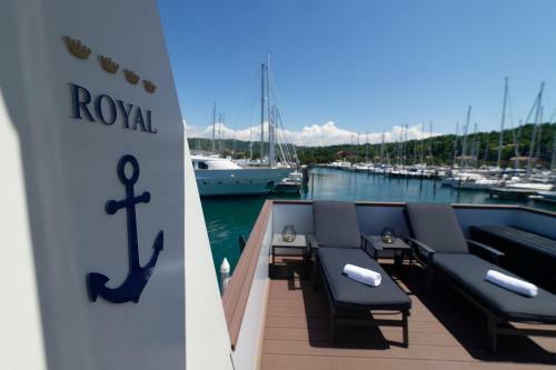 Floating House Marina Royal