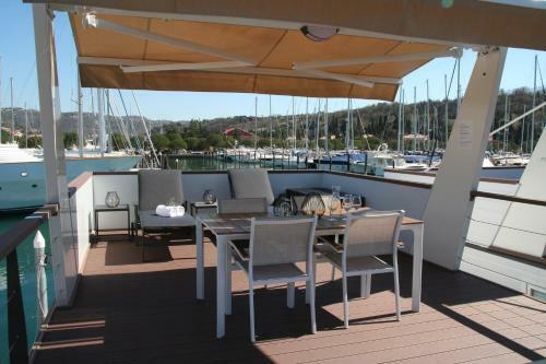 Floating House Marina Royal