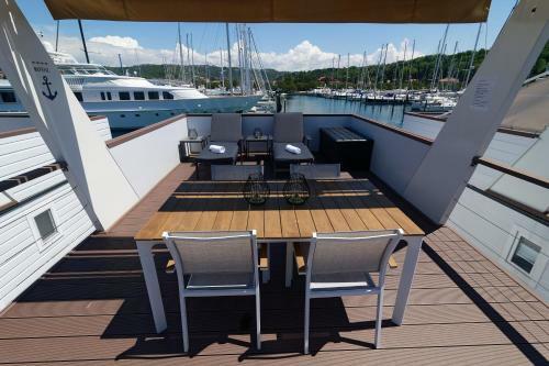 Floating House Marina Royal