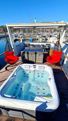 Floating Sea House Miraboat
