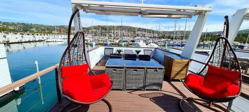 Floating Sea House Miraboat