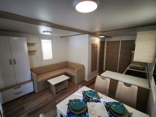 Floating Seahouse Ocean Beauty 1