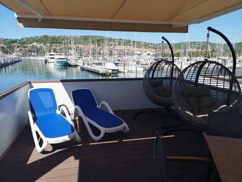Floating Seahouse Ocean Beauty 1