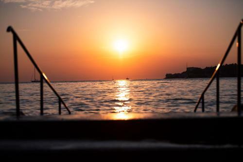 Floating Seahouse Ocean Beauty 1