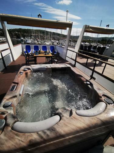 Floating Seahouse Ocean Beauty 1