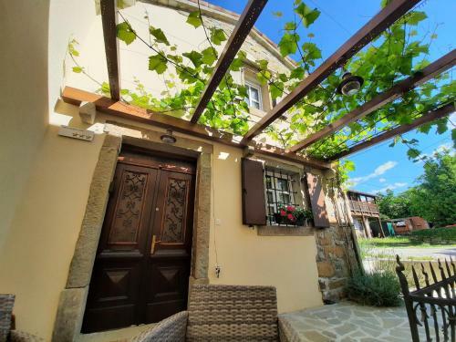 Apartment Guesthouse Nostalgia With Jacuzzi, Solar Shower And Bbq