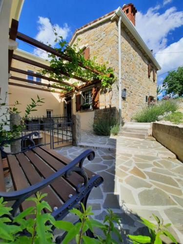 Apartment Guesthouse Nostalgia With Jacuzzi, Solar Shower And Bbq