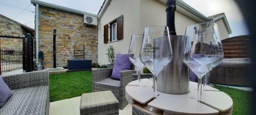 Apartment Guesthouse Nostalgia With Jacuzzi, Solar Shower And Bbq