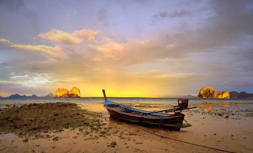 Hotel Thanya Beach Resort