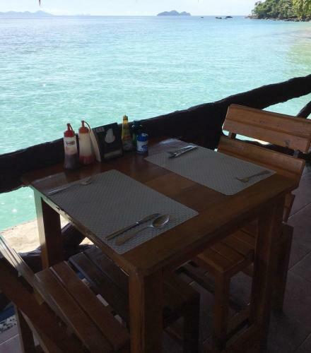Hotel Koh Ngai Resort