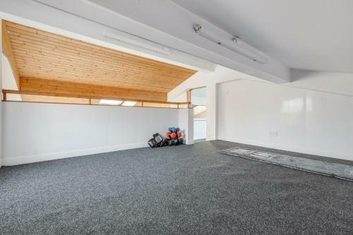 Queens Crest By Sasco Apartments