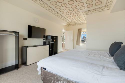 Queens Crest By Sasco Apartments