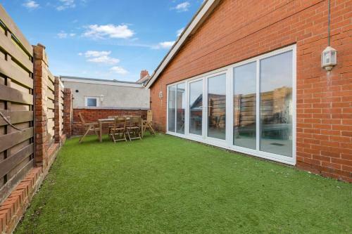 Queens Crest By Sasco Apartments