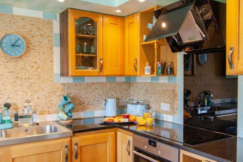 Stunning 1 Bed Garden Apartment - City Centre With Parking