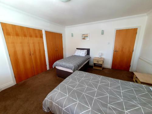 Top Quality Two Bed Apartment Near Beach Front