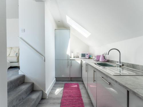 Pass The Keys Lovely Centrally Located Apartment In Westbourne