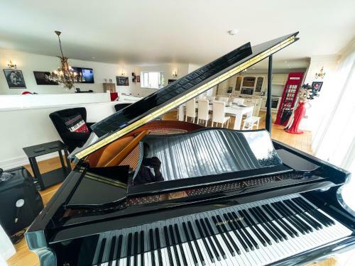 Stunning 5 Bed Seaside House - Sleeps 12